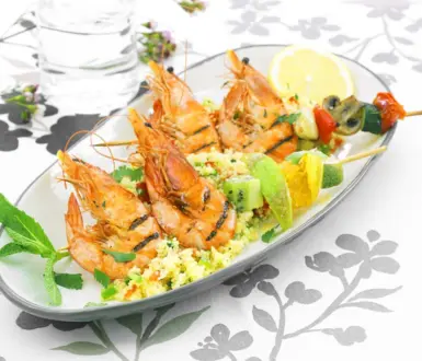 Brochettes de gambas aux fruits et légumes frais