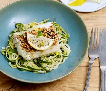 Dos de cabillaud amandes & pistaches accompagné de tagliatelles de courgettes