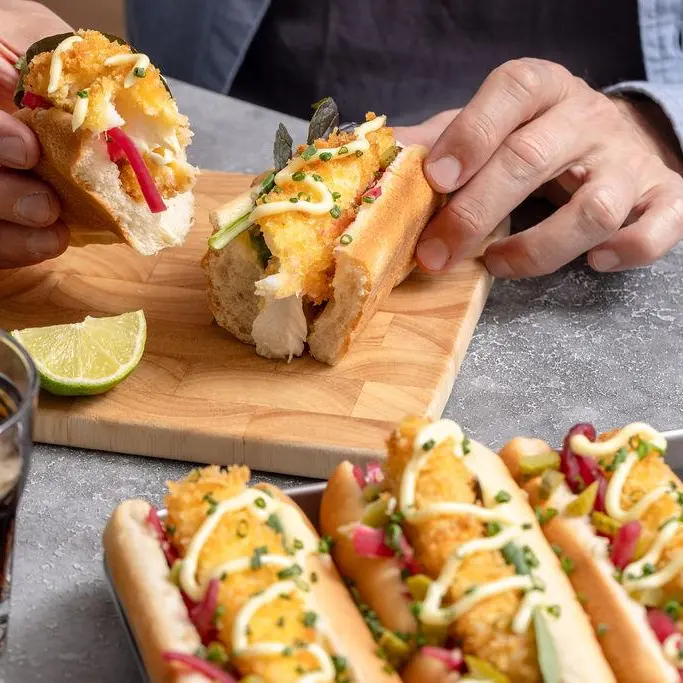 Hot dog de cabillaud pané, sauce mayo capres